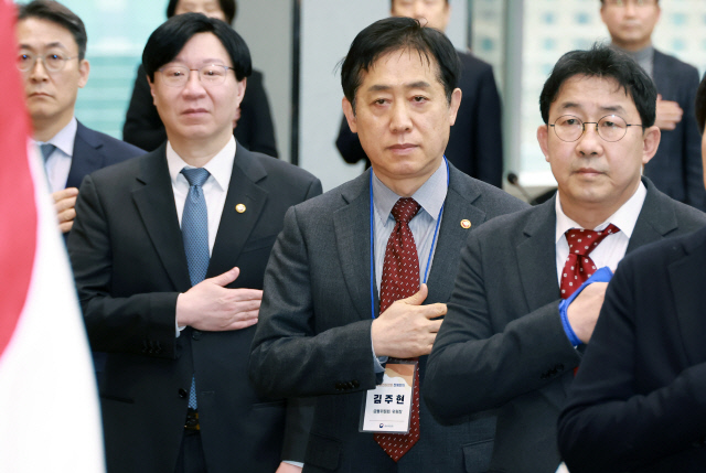 김주현(오른쪽 두번째) 금융위원장이 7일 서울 중구 예금보험공사에서 열린 2024년도 금융발전심의회 전체회의에서 금발심 위원들과 국민의례를 하고 있다.  <금융위원회 제공>